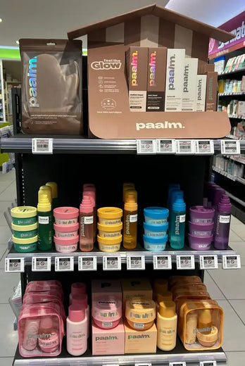 Présentoir Paalm en pharmacie : gant applicateur, mousses autobronzantes et soins corps