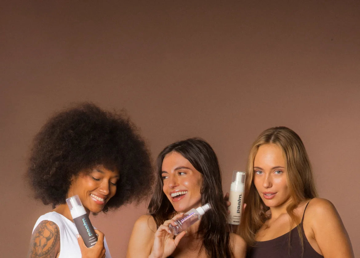 Trois modèles bronzées avec la mousse autobronzante et l'Hydraglow